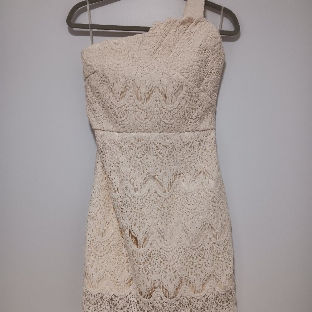 NWT Romeo & Juliet Couture One-Shoulder Lace Dress – Size Small (Beige)